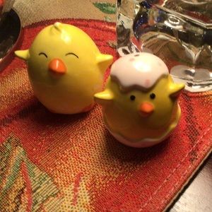 Baby chicks salt & pepper shakers